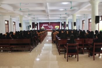 Các chị khấn Dòng Mân Côi tĩnh tâm